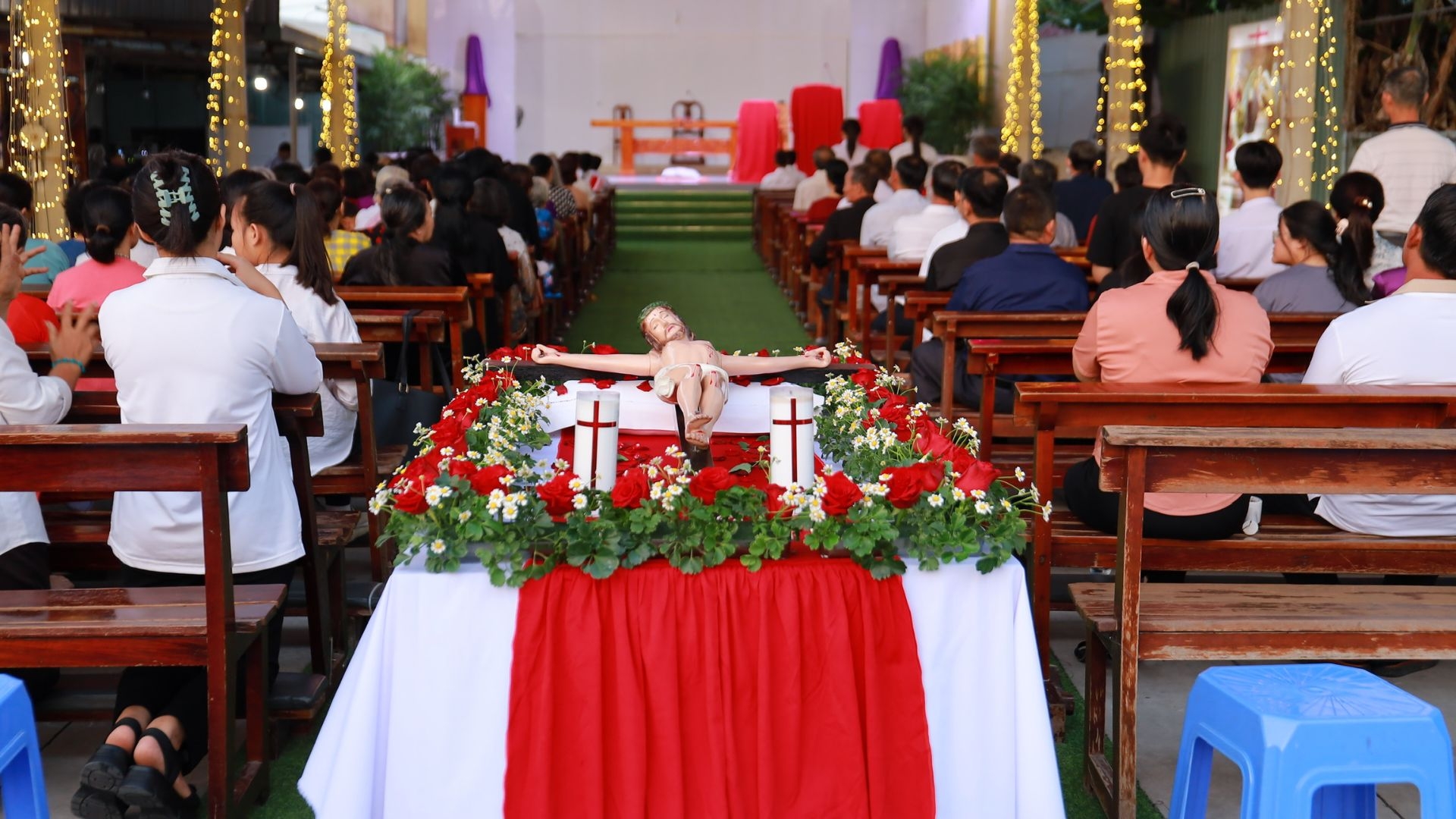 Giáo Xứ Tân Thạnh Đông Cử Hành Nghi Thức Thứ Sáu Tuần Thánh